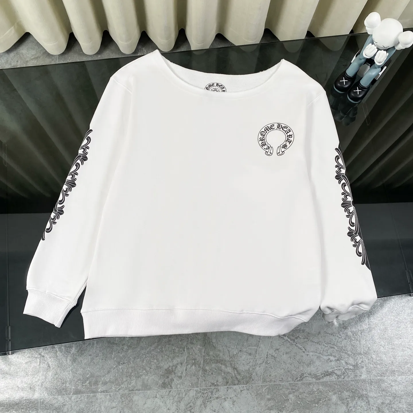 🅿️220 Chrome Hearts White arm cross flower Large horseshoe print on the back Harajuku style round neck sweatshirt Selected Xinjiang Chinese cotton fabric B1151 soft and delicate to the touch The upper body is full of texture Very light, comfortable and sporty loose version is not tight Easy to control without pressure The whole clothes is flat and has three-dimensional tailoring The upper body is awesome (the real top quality cannot be compared with the ordinary products in the market) Uses high-end printing Quality assurance The cuffs, neckline and hem are made of high-end ribbed fabric, which is comfortable and skin-friendly. It is not afraid of ironing. It is wear-resistant and can be washed with water. You can buy it with confidence!  Restore the most authentic 100% texture/customized official website original three-label hem, collar, cuffs, ribbed pattern production/cap hole electroplated hardware/customized zipper (purchasing-grade quality ❗️No pressure to enter and exit the counter at will) Quality control is in place, feel free to buy ✅ Color: White Size: S—L